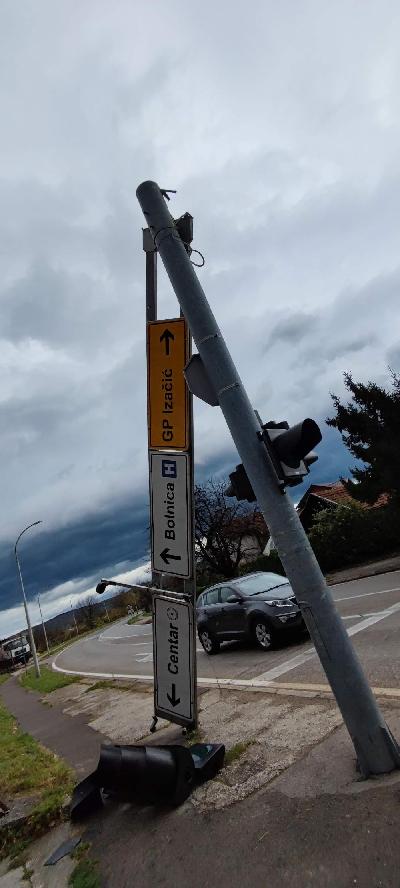 USLJED NEVREMENA KOJI JE POGODIO BIHAĆ - SRUŠEN SEMAFOR KOD OBILAZNICE