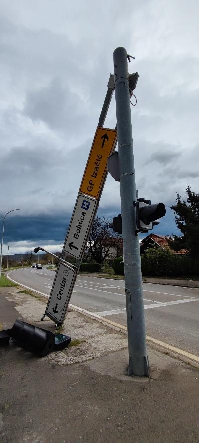 USLJED NEVREMENA KOJI JE POGODIO BIHAĆ - SRUŠEN SEMAFOR KOD OBILAZNICE