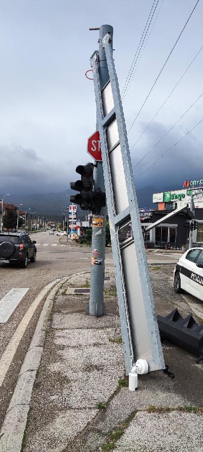 USLJED NEVREMENA KOJI JE POGODIO BIHAĆ - SRUŠEN SEMAFOR KOD OBILAZNICE