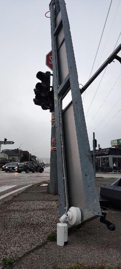 USLJED NEVREMENA KOJI JE POGODIO BIHAĆ - SRUŠEN SEMAFOR KOD OBILAZNICE