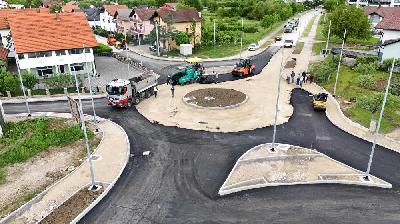 Postavljen Prvi Sloj Asfalta na Kružnom Toku 