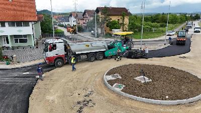 Postavljen Prvi Sloj Asfalta na Kružnom Toku 