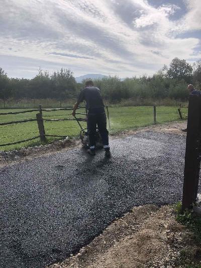 ZAVRŠENO ASFALTIRANJE KARLOVAČKE ULICE U MZ VEDRO POLJE