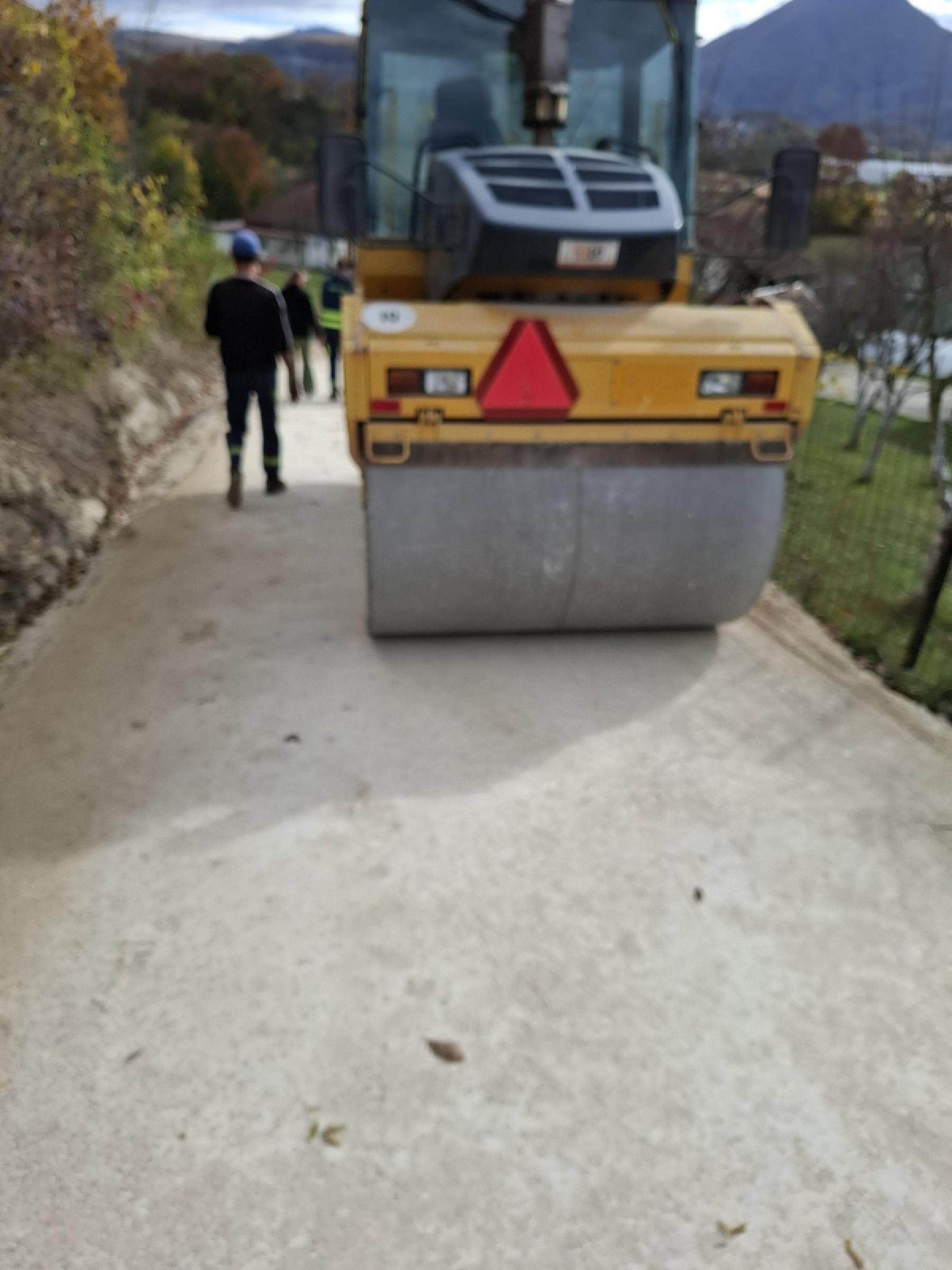 SANACIJA I ASFALTIRANJE LOKALNOG PUTA PODSTRANA U MZ RIPAČ